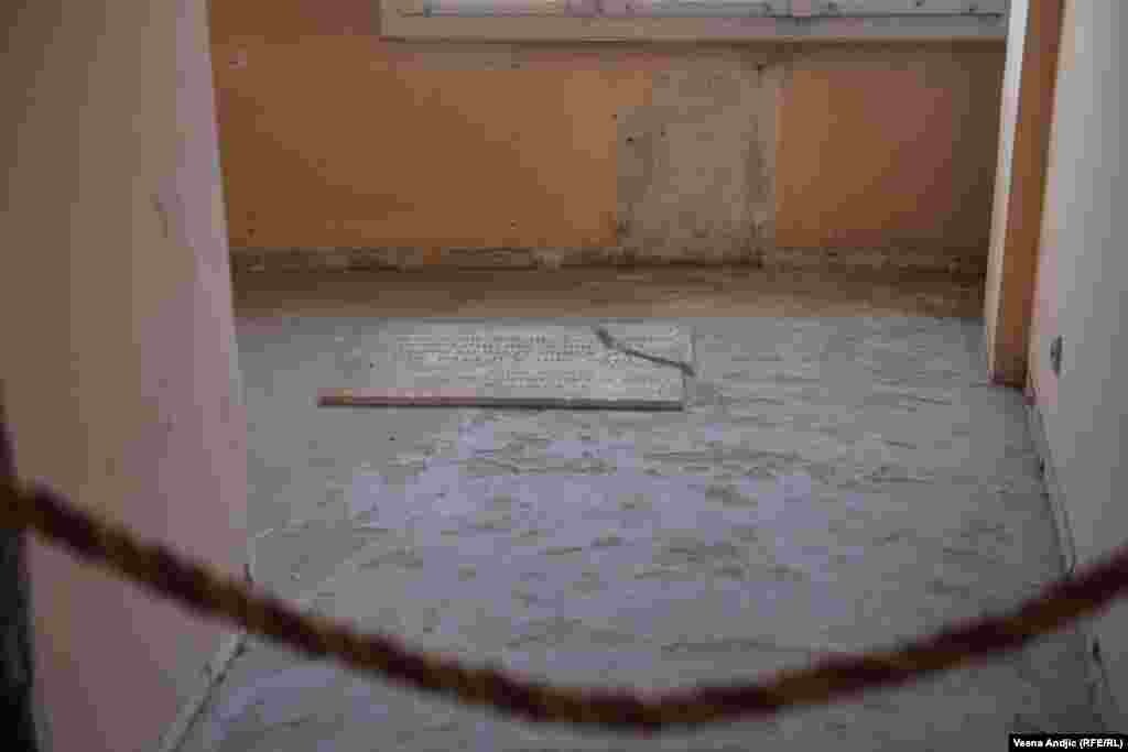 Umetnik i istoričar umetnosti Dragan Srdić u sobi broj 32 izložio je razbijenu spomen ploču koju je jula 1948. godine postavila tadašnja vlast socijalističke Jugoslavije. Postavka nosi naziv “Dezinformacije”, a na tabli su ispisane reči: "U ovoj kući držane su sednice Pokrajinskog komiteta Komunističke partije Jugoslavije za Srbiju pre rata i u toku rata. Mesni komitet komunističke partije Srbije za Beograd, jula 1948.”