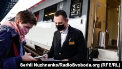 Нові правила для пасажирів та певних категорій працівників передбачають вакцинацію або наявність ПЛР-тесту, як наслідок в Україні зростає «індустрія» підробних документів, повідомляють посадовці та частина українських медіа, що частково підтвердило і Радіо Свобода