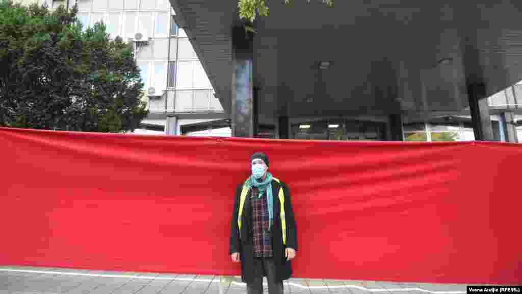 Okupljeni su razvili crvenu tkaninu kojom su zatvorili ulaz u zgradu Republičkog javnog tužilaštva jer, kako kažu, ova institucija ne reaguje na kriminalne afere.