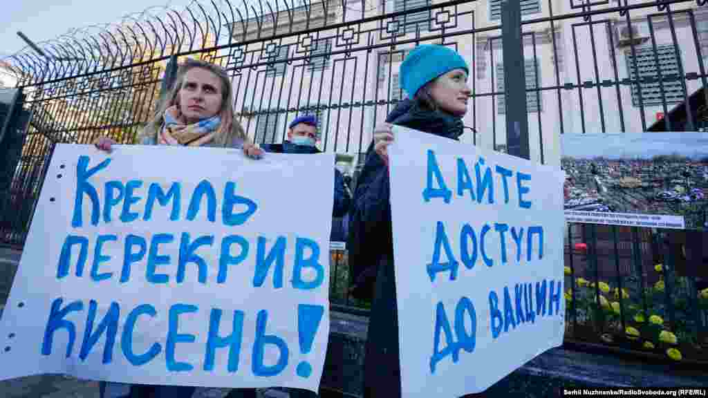 «На окупованих частинах Донецької та Луганської областей пандемія COVID-19 набрала катастрофічних масштабів. Вона відбувається на фоні критичної нестачі вакцин, медикаментів та навіть засобів дезінфекції. Російська Федерація не тільки не намагається допомогти мешканцям ОРДЛО, а й відбирає в них чи не єдину можливість врятуватися, заблокувавши їм можливість виїхати на безпечні території України для вакцинації та лікування», – стверджують організатори акції