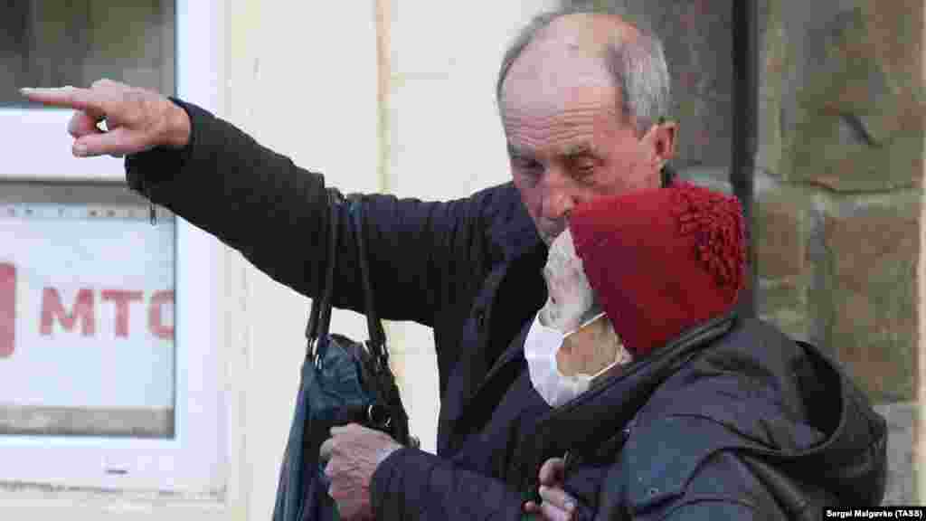 Пожилые люди на одной из улиц Судака. С 25 октября крымчан старше 65 лет обязали не выходить из дома до особого распоряжения. Исключение сделали для тех, чьей жизни и здоровью есть прямая угроза, чье присутствие на рабочем месте «обусловлено обеспечением непрерывных технологических и иных процессов, необходимых для функционирования организаций и учреждений», а также медиков, соцработников, сотрудников Роспотребнадзора и Центра гигиены и эпидемиологии в Крыму и Севастополе. Также ограничения не коснутся лиц, привлеченных к российской переписи населения и вакцинированных