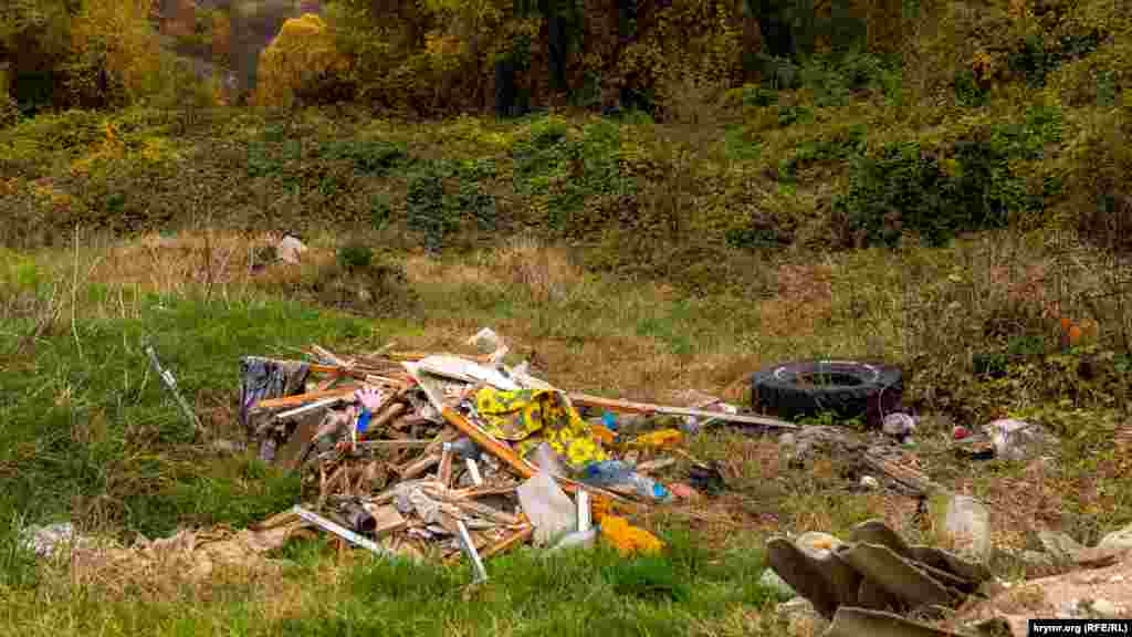 Рядом – стихийная свалка строительного мусора