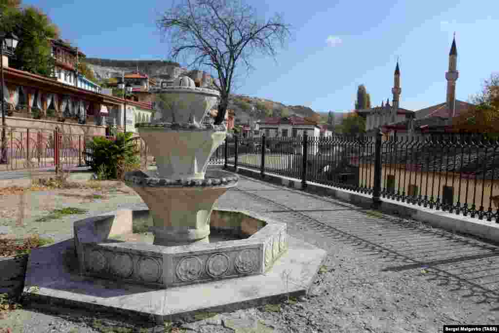  Фонтан на территории Ханского дворца, Бахчисарай