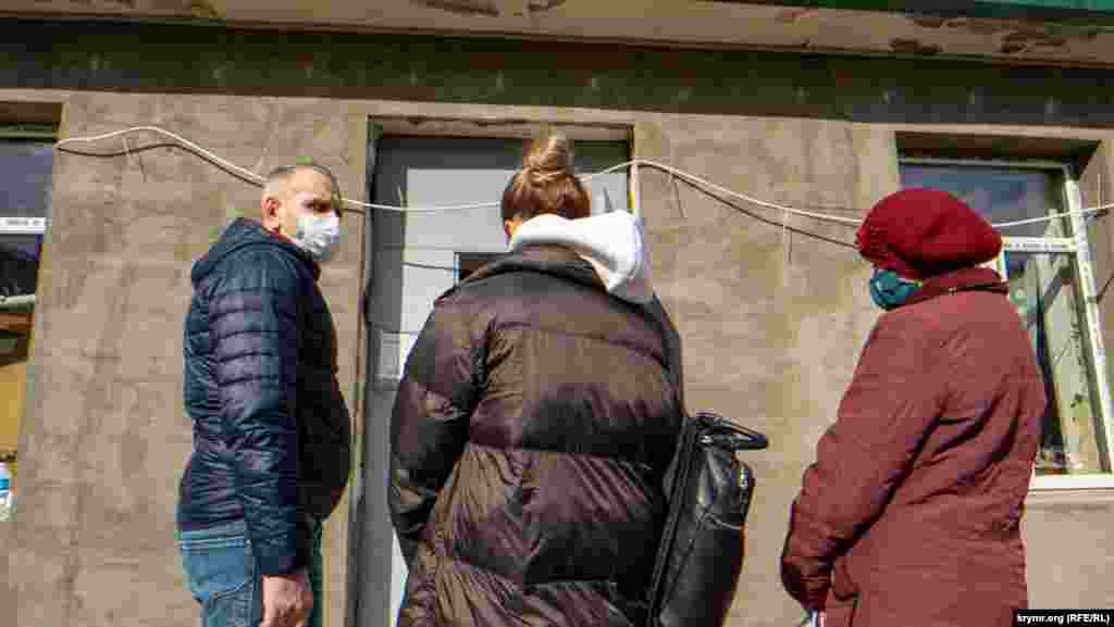 У приемной патологоанатомического отделения. Рост смертности в связи с ростом заболеваемости новой короновирусной инфекцией в Крыму спровоцировал увеличение нагрузки на все отделения судебно-медицинской экспертизы, патологоанатомические отделения и морги, заявил на днях врио министра здравоохранения Константин Скорупский. По его словам, сегодня прорабатывается вариант приобретения модульного холодильного оборудования для отделения морга на улице Речной в Симферополе, чтобы «разгрузить существующие и производить хранение умерших в надлежащем состоянии»