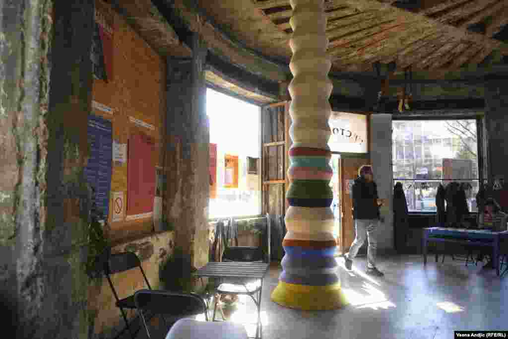 Nekada popularno mesto za prenoćište, koje je u međuvremenu zatvoreno, ovih dana je ponovo zaživelo. Hotel "Beograd" nakratko je postao galerija u kojoj su radove izložili brojni domaći i inostrani umetnici i umetnice.  