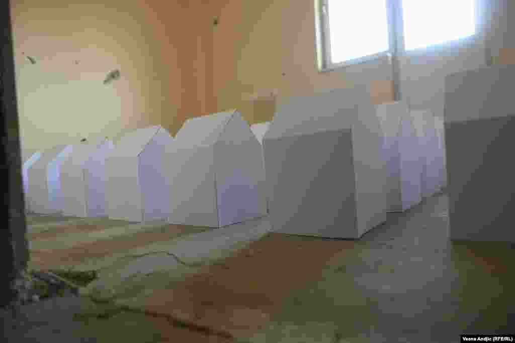 Yao Wang rođen je 1993. godine u Kini, a osnovne i master studije lepih umetnosti završio je u Londonu, gde je imao i više izložbi. Bio je gost rezidencijalnog programa Kulturnog centra Grad u Beogradu, u okviru kojeg je početkom ove godine učestvovao na grupnoj izložbi. U sobi broj 62 nekadašnjeg hotela “Beograd” izložen je njegov rad pod nazivom “Limbo 2021.” 