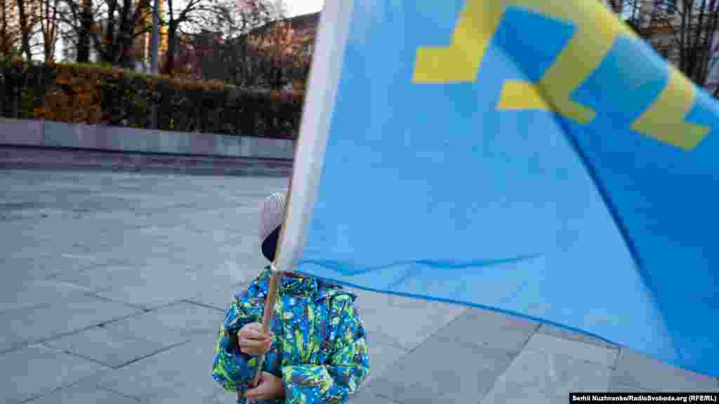 Амет-Хан Султан – заслуженный летчик-испытатель СССР, дважды Герой Советского Союза. Награжден тремя орденами Ленина, четырьмя орденами Красного Знамени, орденом Александра Невского, орденом Отечественной войны 1-й степени, орденом Красной Звезды, орденом «Знак Почета» и шестью медалями. Лауреат Государственной и Сталинской премии