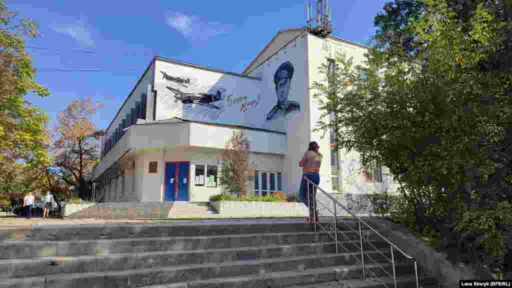 На здании Департамента труда и социальной защиты Бахчисарайского района изображен советский и украинский актер, режиссер Леонид Быков в роли капитана Титаренко из фильма «В бой идут одни «старики»