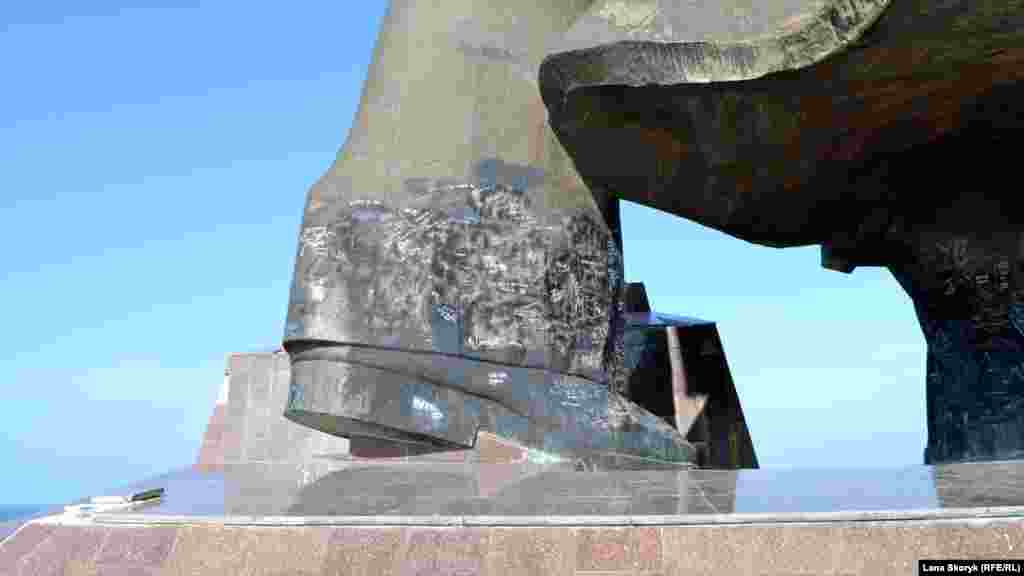 Особенно сильно страдает от вандалов «обувь» бронзовых воинов