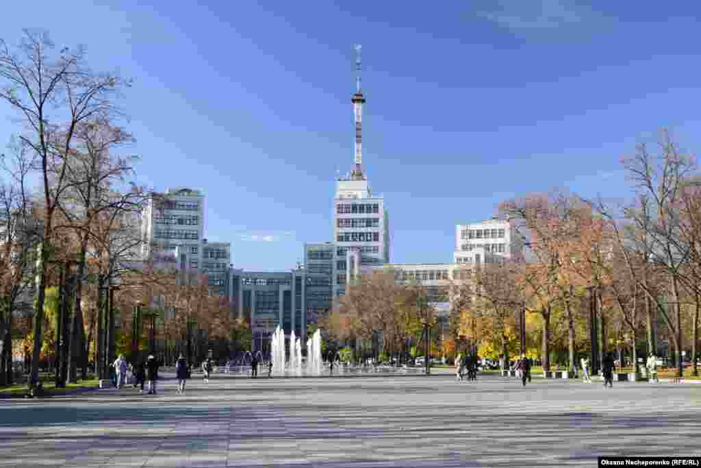 Будівля Держпрому, вигляд з площі Свободи