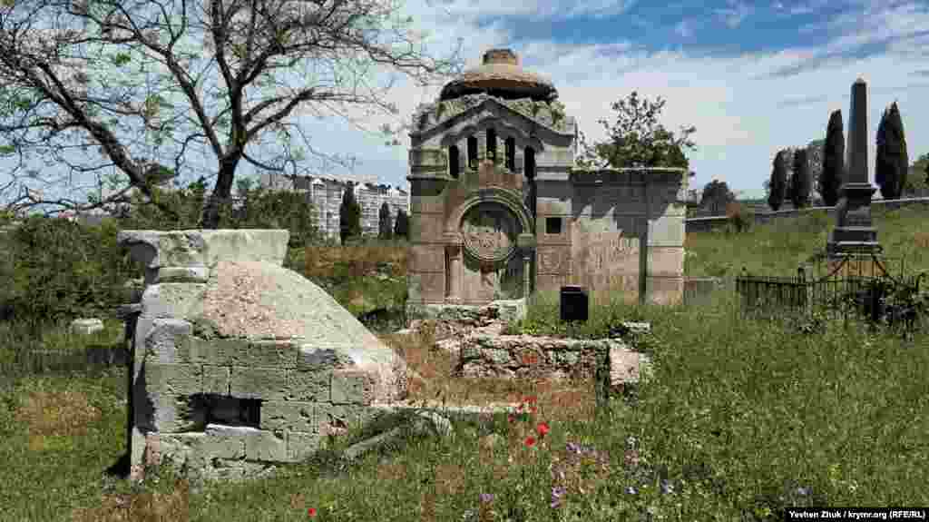 В центре кладбища находится часовня, освященная 9 июня 1905 года. «В 12 часов дня совершено было освящение еврейского кладбищенского дома. Зал отпевания имеет куполообразный потолок, обитый темно-серым сукном, на котором вышита картина, представляющая звездное небо. На одной стене залы находится мраморная доска с выгравированными фамилиями г. градоначальника и всех лиц хозяйственного правления и погребального братства, в бытность которых был построен и освящен этот дом», – писала газета «Крымский вестник»