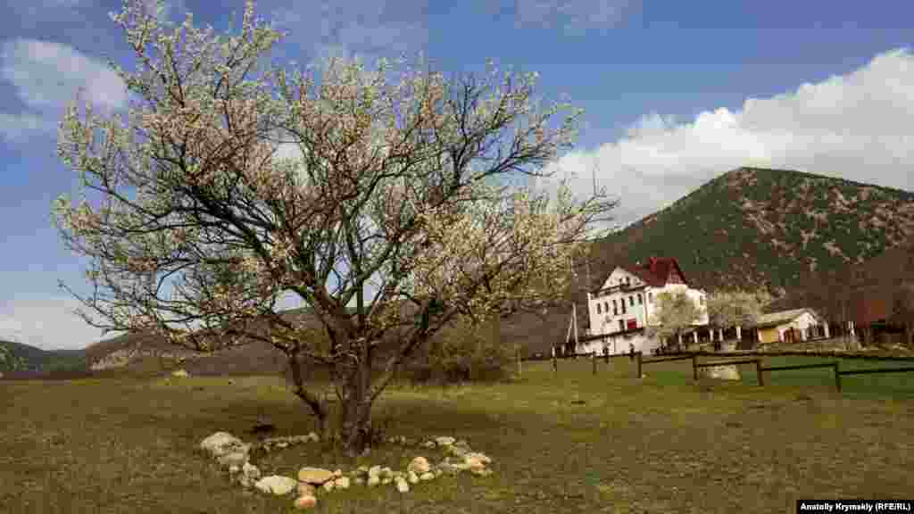 Гостевой дом «Узунджа» в центре села Колхозное. 12 мая 2016 года Верховная Рада Украины, в соответствии с законами о декоммунизации, приняла постановление о возвращении Колхозному его прежнего названия – Узунджа