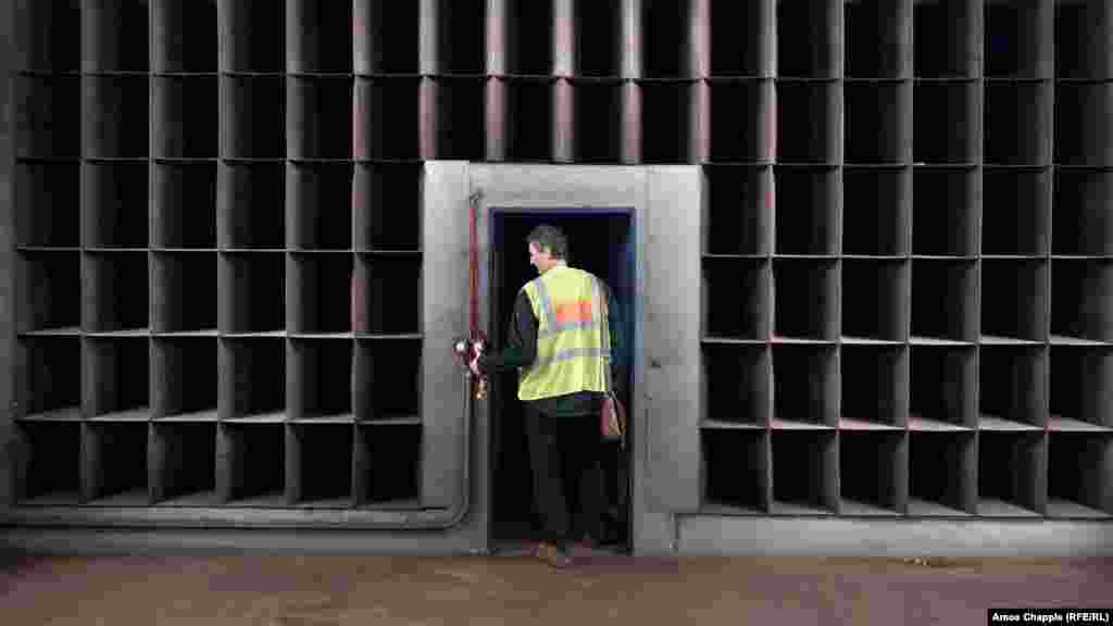 Radnik podzemne željeznice prolazi kroz zid od pregrada dizajniranih da uspore protok zraka unutar praške podzemne željeznice. Portparol praške gradske saobraćajne kompanije potvrdio je da se s ograničenim kapacitetom OSM-a, koji ima manje od četvrtine kapaciteta za 1,4 miliona stanovnika češke prijestonice, "ne može pretpostaviti da će svi stanovnici biti skonjeni u metro" u slučaju rata.  