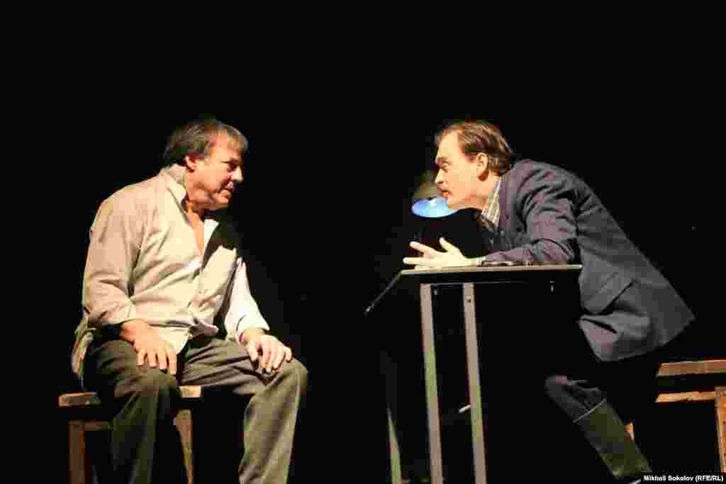 Допрос 1938 года. Спектакль "Папа, мама, я и Сталин".  Отец - народный артист России Валерий Шейман. Следователь Дуболазов - заслуженный артист России Денис Юченков. 