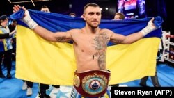 «У кожного боксера наступає день, коли він вішає рукавички на гвіздок. Цей день настав»