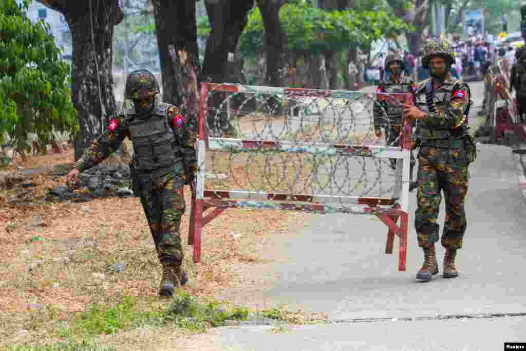 Військовослужбовці будують барикаду біля будівлі Центрального банку М'янми під час протесту проти військового перевороту. Янгон, М'янма, 15 лютого 2021 року