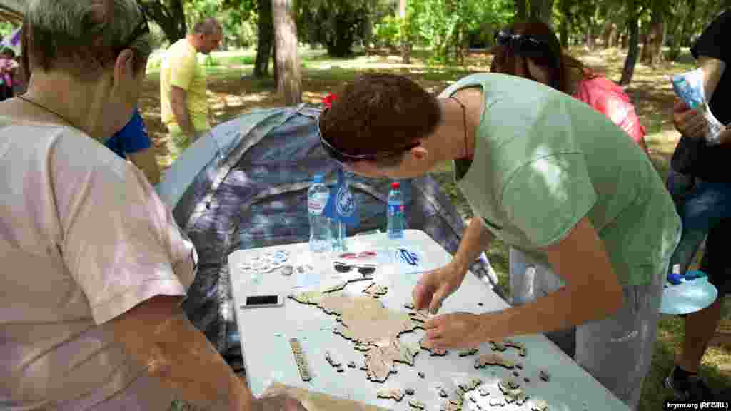 На святкуванні Дня молоді відвідувачі могли зібрати пазли з дерев'яними елементами в формі регіонів Росії