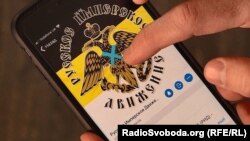 Співпраця російських військових із цими угрупованнями робить абсурдною ідею про денацифікацію України, оголошену Володимиром Путіним однією з цілей війни