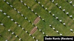 Groblje Memorijalnog centra Potočari - Srebrenica (na fotografiji, april 2021.) u kojem je do sada ukopana 6.671 žrtva genocida počinjenog u julu 1995, dok je na drugim lokacijama, prema željama porodica žrtava, ukopano još 237 žrtava genocida. Još se traga za oko 1.000 nestalih.