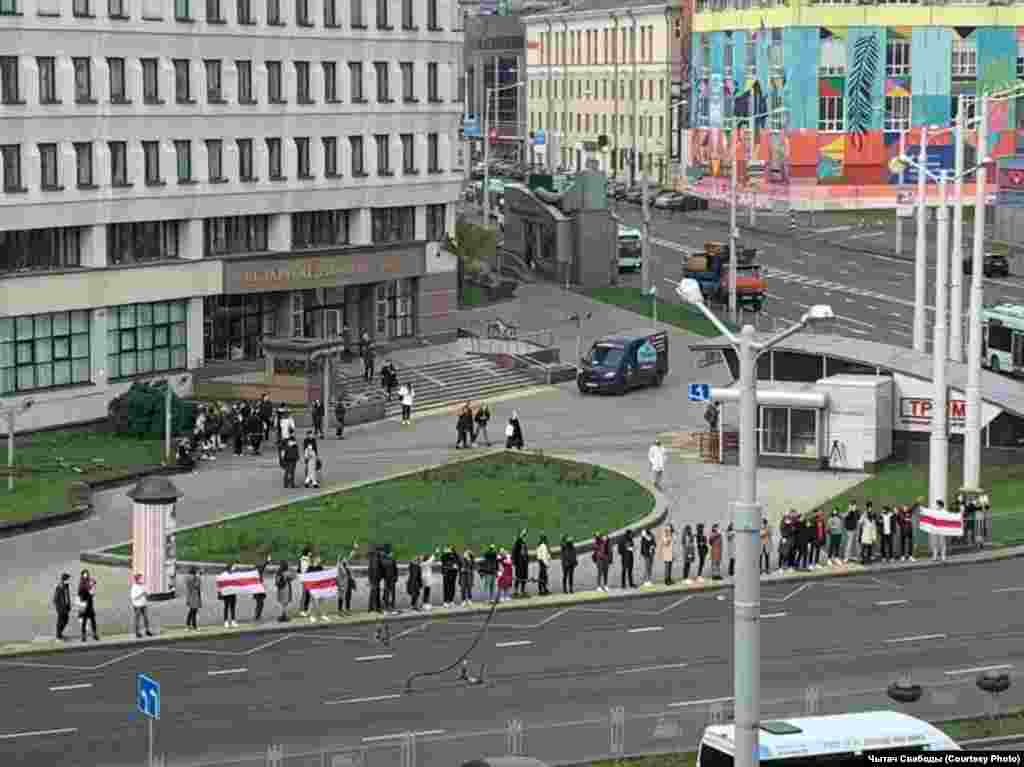 Ланцюг солідарності біля Інституту журналістики БДУ  