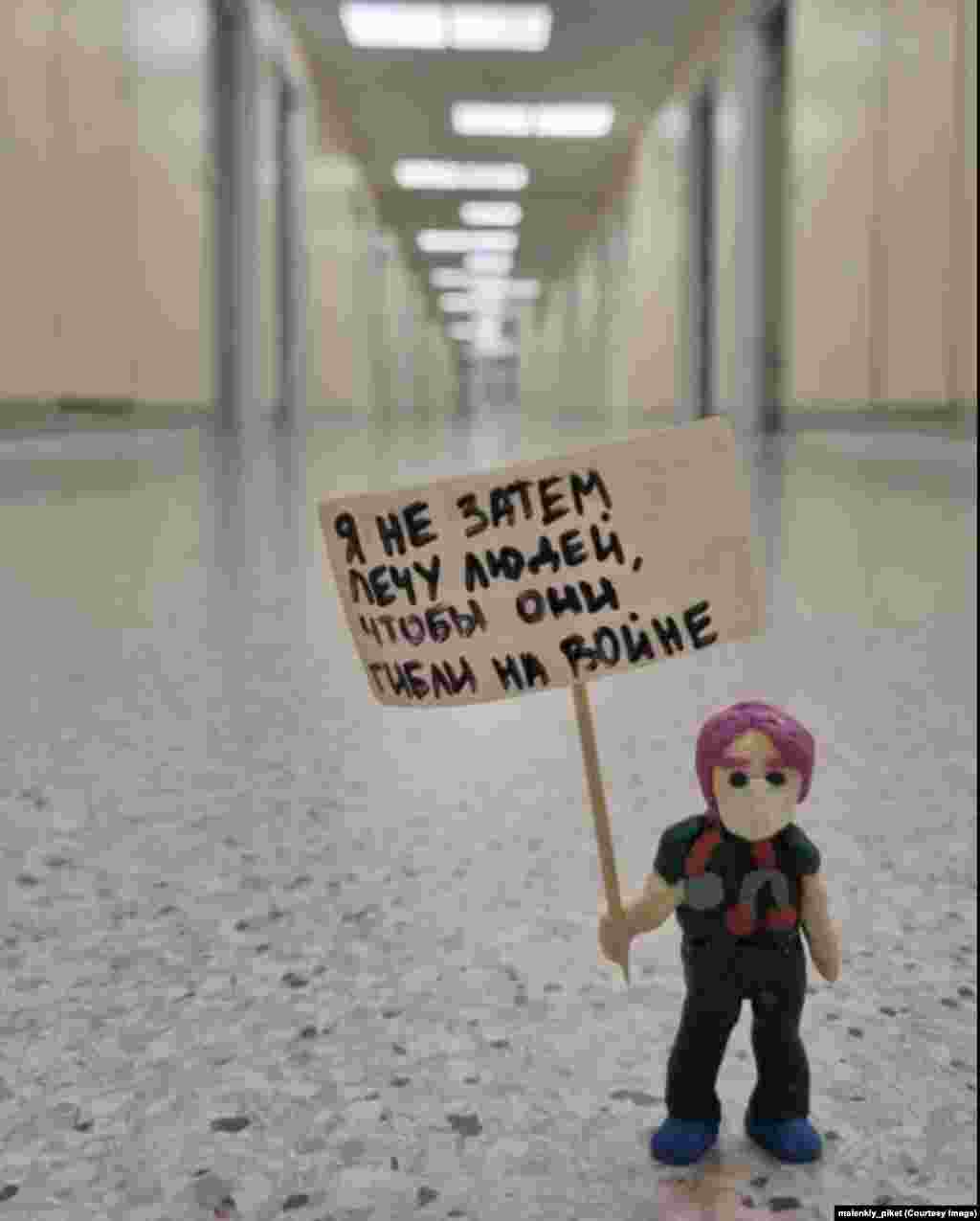 Фигурка врача, заявляющего: «Я не затем лечу людей, чтобы они гибли на войне». Администратор аккаунта говорит: «Сегодня в России очень опасно заниматься политическим искусством», и добавляет: «Многие мои друзья сидят в тюрьме»