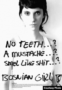 Autoportret, sa natpisom „No teeth…? A mustache…? Smell like shit? Bosnian Girl!“, koji je ispisao vojnik holandskog bataljona na zidovima Fabrike akumulatora u Potočarima