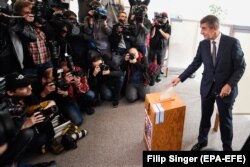 Лідер партії «Союз невдоволених громадян» (АNО) Андрей Бабіш голосує на одній із виборчих дільниць у Празі. 23 жовтня 2017 року