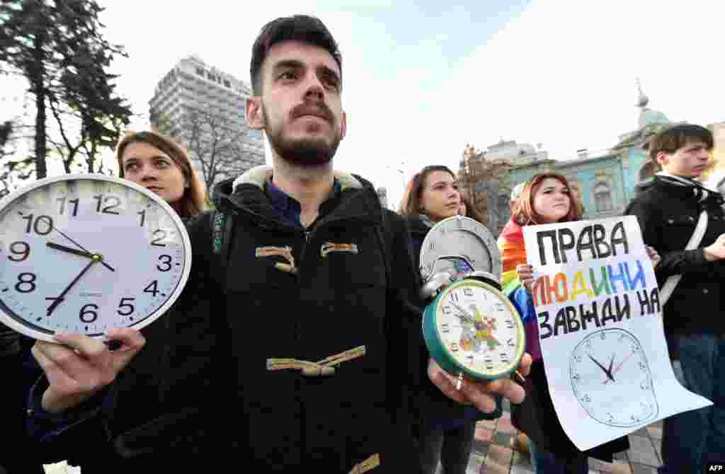 Акція незалежних громадських ативістів під Верховною Радою з вимогою ухвалити всі законопроекти, необхідні для &laquo;безвізового пакету&raquo; з ЄС. Київ, 12 листопада 2015 року БІЛЬШЕ ПРО ЦЕ