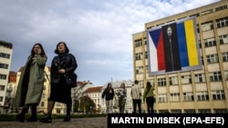 Плакат с изображением Владимира Путина на здании МВД Чехии