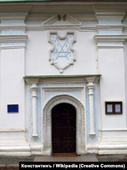 Після однієї з реставрацій стріли на гербі стали блакитними, а тло білим