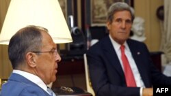 Сергій Лавров (л) і Джон Керрі (п) під час зустрічі в Парижі, 27 травня 2013 року