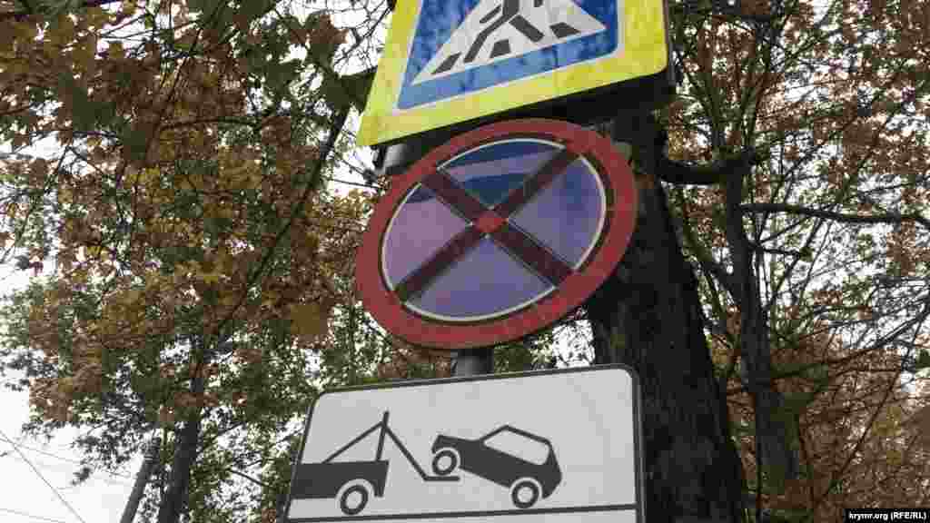 Организовывать же новые легальные места для парковки транспорта  пока не спешат. Вместо того – все больше запретов