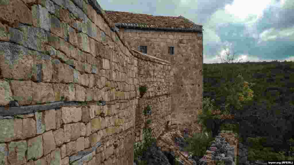 Стена одной из караимской кенассы – культового здания караимов