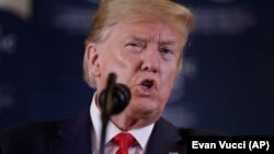 Дональд Трамп, який перебуває в Давосі, де триває засідання Всесвітнього економічного форуму, 22 січня заявив, що хотів би відвідати процес у справі імпічменту, але його адвокати не радять йому це робити