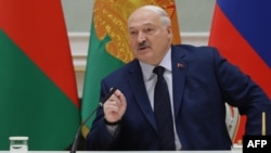 «Це урок для нас. Ми повинні самі визначати свою долю. Треба зберегти нашу країну», – сказав Лукашенко