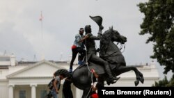 Попытка сноса памятника Эндрю Джексону, Вашингтон, США, 22 июня