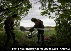 Військовослужбовці 15-ї бригади НГУ "Кара-даг" застосовують ударні FPV-дрони Darts. Купʼянський напрямок, травень 2025