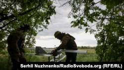 Pripadnici 15. brigade "Kara-Dag" Nacionalne garde Ukrajine (NGU) koriste jurišne dronove Darts FPV, maj 2025.