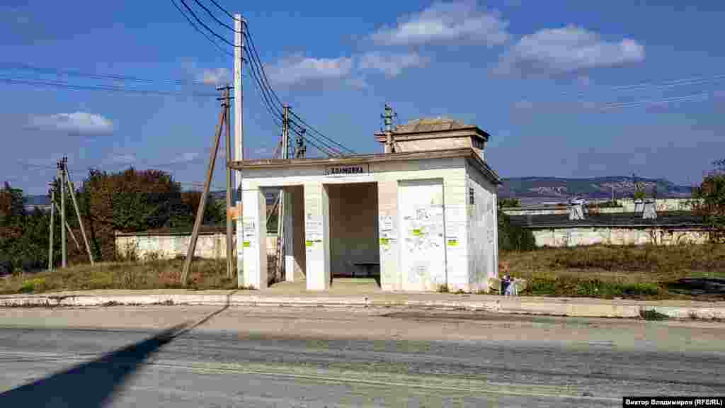 Добраться до мечети можно на автобусе, который курсирует в Бахчисарайском районе. Остановка называется «Холмовка». Надо отметить, что до 1948 года село Холмовка носило крымскотатарское название Заланкой. Тогда большую часть населения составляли крымские татары. Вскоре после сталинской депортации крымскотатарского народа советские власти дали селу нынешнее название – Холмовка