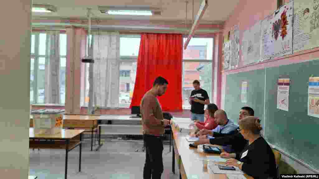 Glasanje na biračkim mjestima sprovode birački odbori i akreditovani posmatrači.