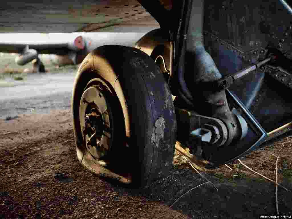 Та багато «Дельфінів», моделі, яка вперше злетіла 1959 року, вже не підлягають ремонту