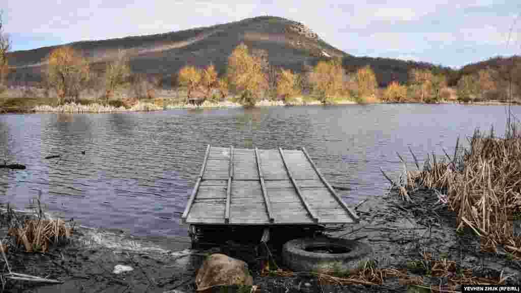 Небольшой пруд на въезде в село со стороны трассы Севастополь – Ялта, сюда часто приезжают на отдых севастопольцы