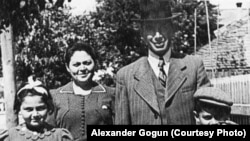 Арон Вільф з родиною напередодні Другої світової війни