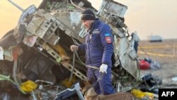 Рятувальник на місці падіння літака поблизу міста Актау, Казахстан, 25 грудня 2024 року