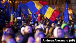 Багатотисячна акція на підтримку демократії у столиці Румунії напередодні другого туру президентських виборів, що були заплановані на 8 грудня. Бухарест. 5 грудня 2024 року