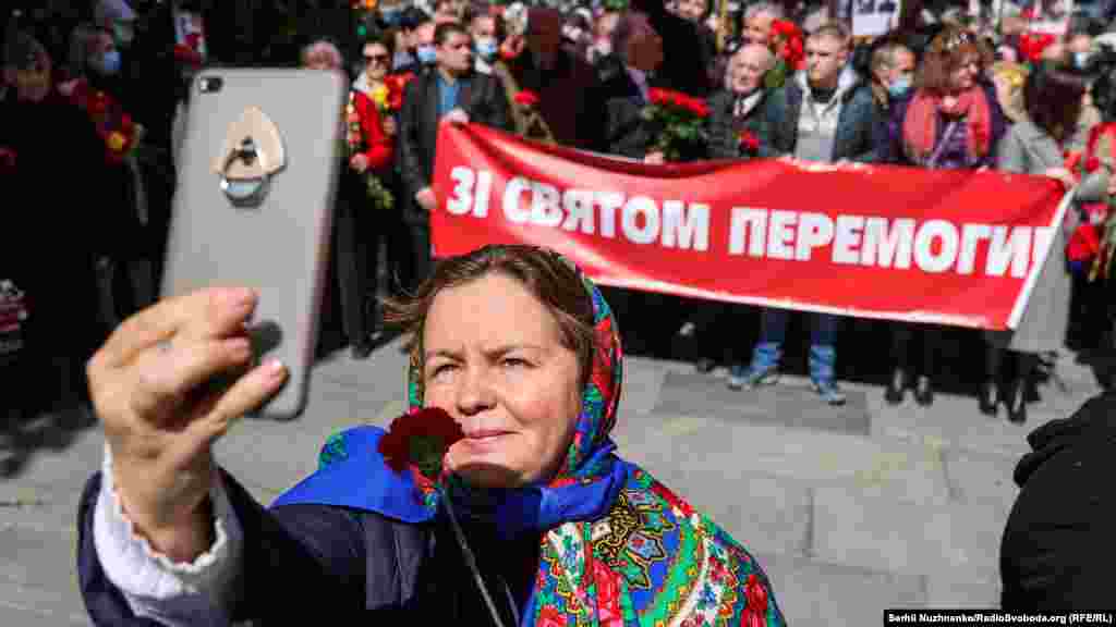 Червоних стягів було чимало – хоч на них не було жодного зображення, й законом начебто не забороняється, але чи не викликає це певні асоціації?