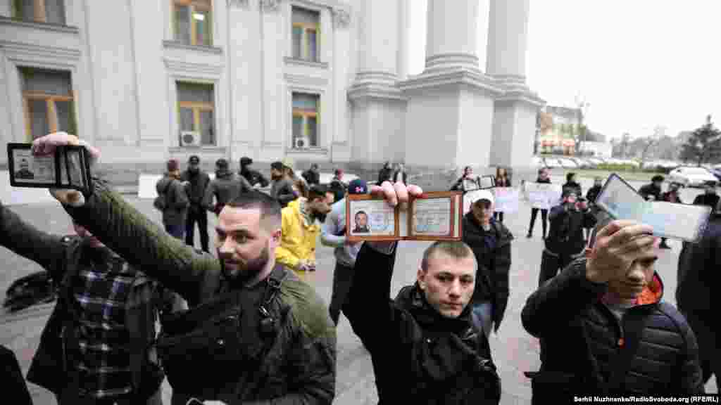 Кілька десятків ветеранів під стінами Міністерства закордонних справ вимагали від МЗС відреагувати на спроби американських конгресменів визнати підрозділ «Азов» терористичною організацією. Київ, 28 жовтня 2019 року. БІЛЬШЕ ПРО ЦЕ