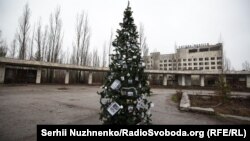 Колишні жителі Прип’яті прикрасили новорічну ялинку в місті