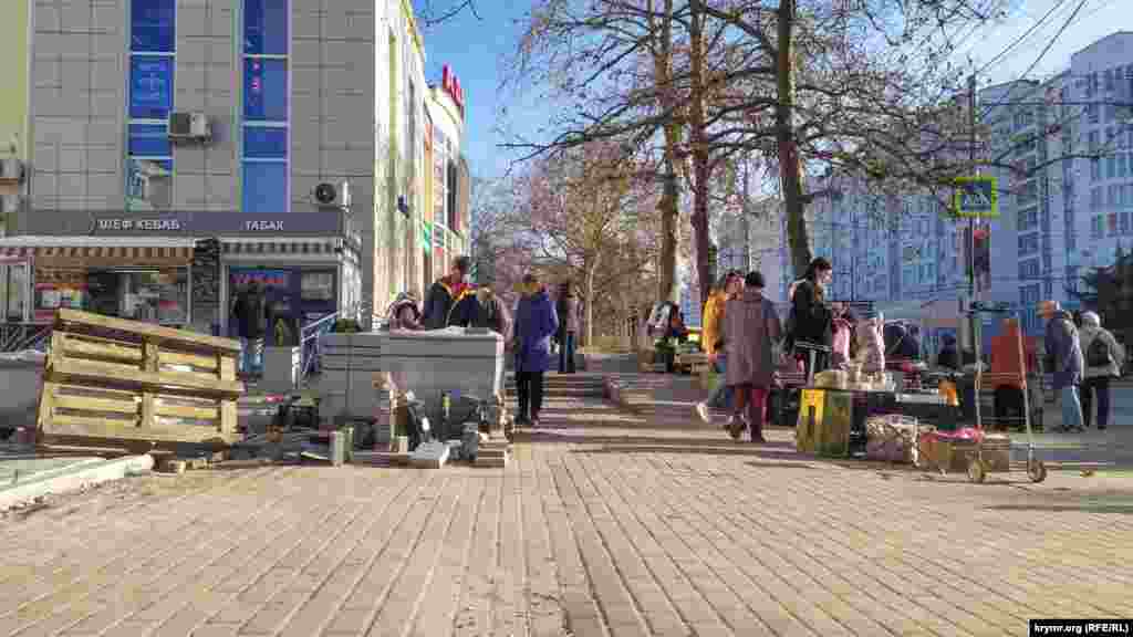 У остановки «Юмашева» уличные торговцы используют поддон с тротуарной плиткой как прилавок