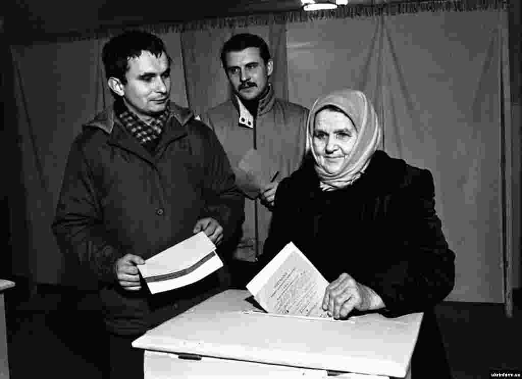 Пенсіонерка М. Глухівська і працівники колгоспу «Дружба» Полтавської області В. Рудь і С. Бова голосують на Мачухівській виборчій дільниці N22. На Полтавщині незалежність України підтримали 94,93 відсотка виборців